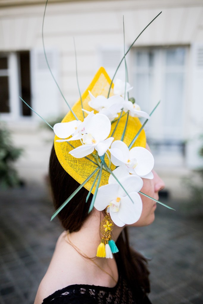 un-brin-coquette-chapeau-mariage-coiffe-sisal-jaune-orchidees-blanches