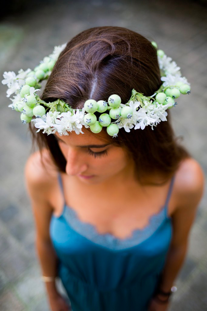 un-brin-coquette-chapeau-mariage-couronne-fleurs-blanches-baies-vertes