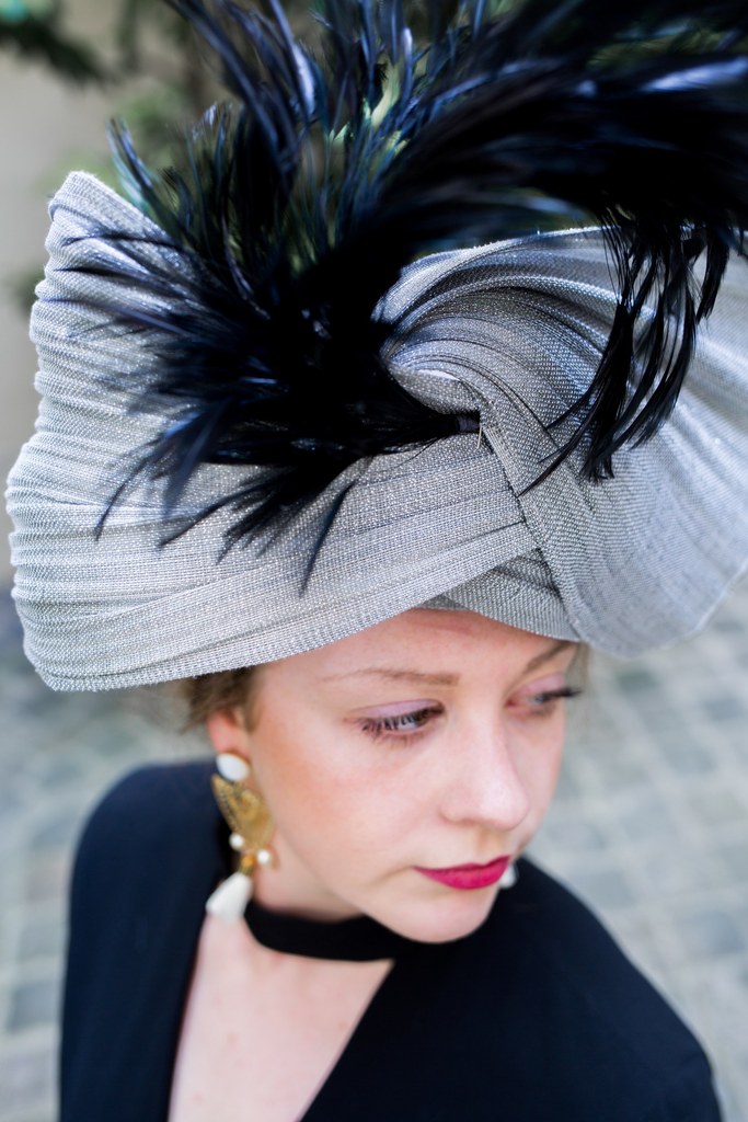 un-brin-coquette-chapeau-mariage-turban-buntal-lurex-plumes-noires
